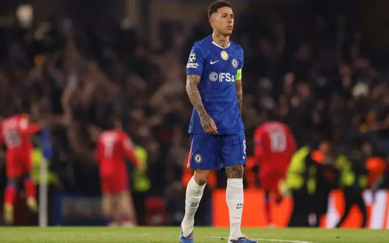 هل يسحب تشيلسي شارة القيادة من إنزو فرنانديز بعد تصريحاته؟